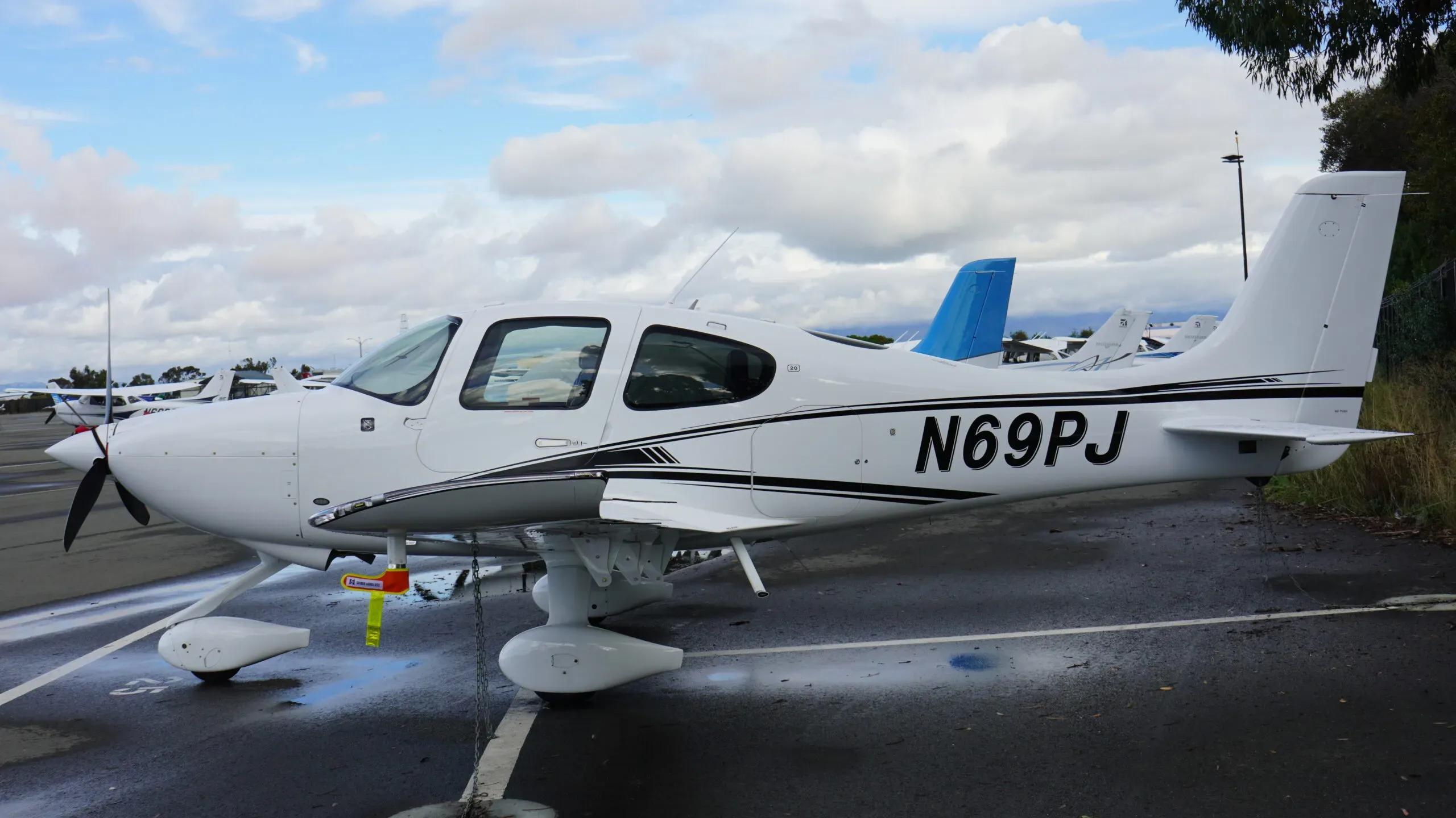 Exterior view of a 2023 Cirrus SR20 G7.