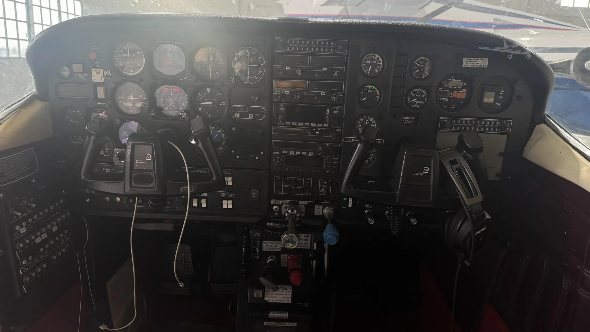 Cockpit and instrument panel of a 1986 CESSNA U206G STATIONAIR.
