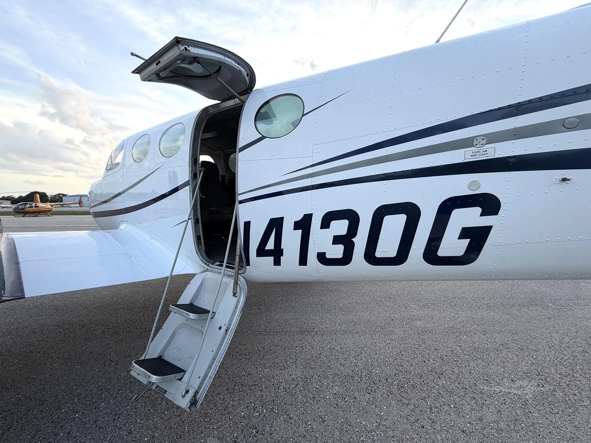 Exterior view of a 1977 CESSNA 340A, N4130G.