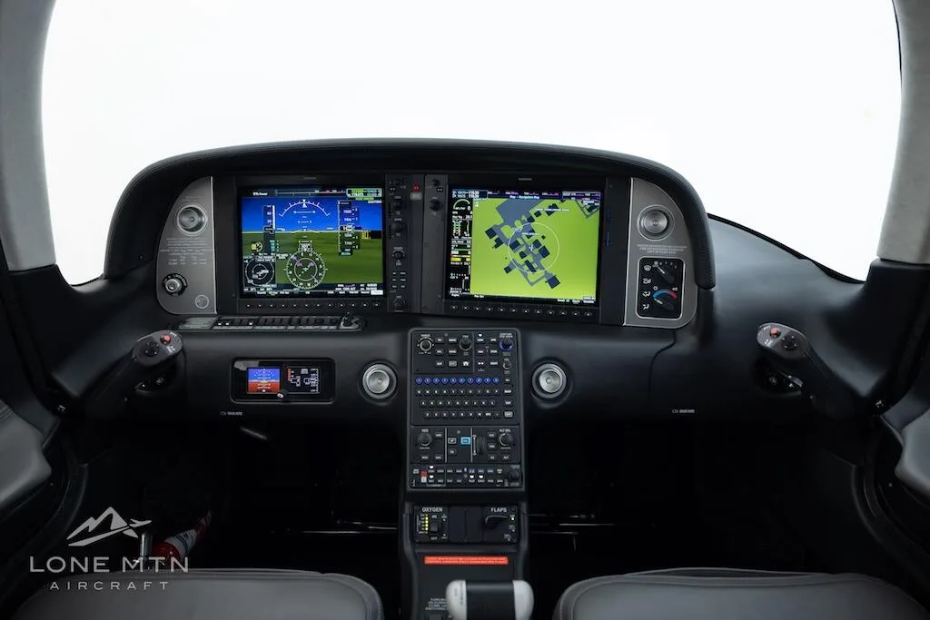 Cockpit and instrument panel of a 2023 Cirrus SR22T G6 GTS.