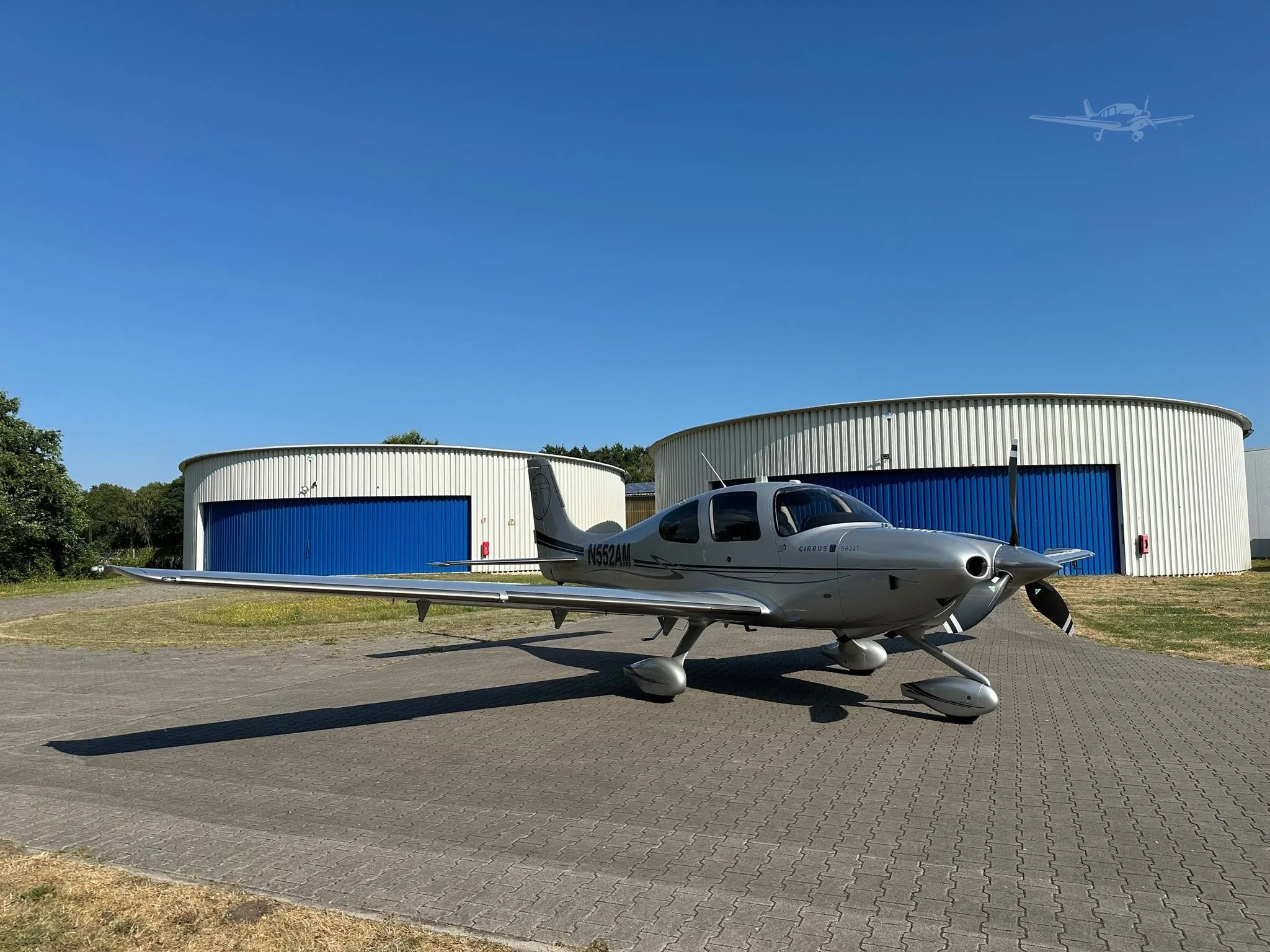 Exterior view of a 2011 CIRRUS SR22 TURBO, N552AM.