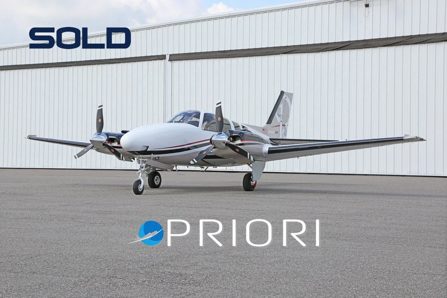 Exterior view of a 2014 Beech BARON, N206BK.