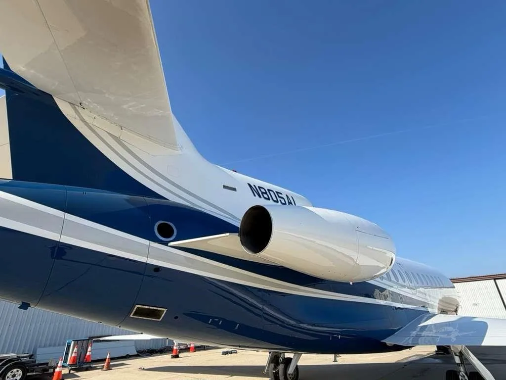 Exterior view of a DASSAULT FALCON 900B, N805AL.