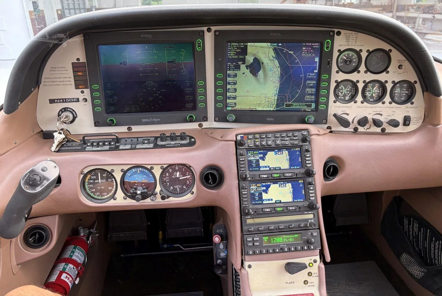 Cockpit and instrument panel of a 2003 CIRRUS SR22.