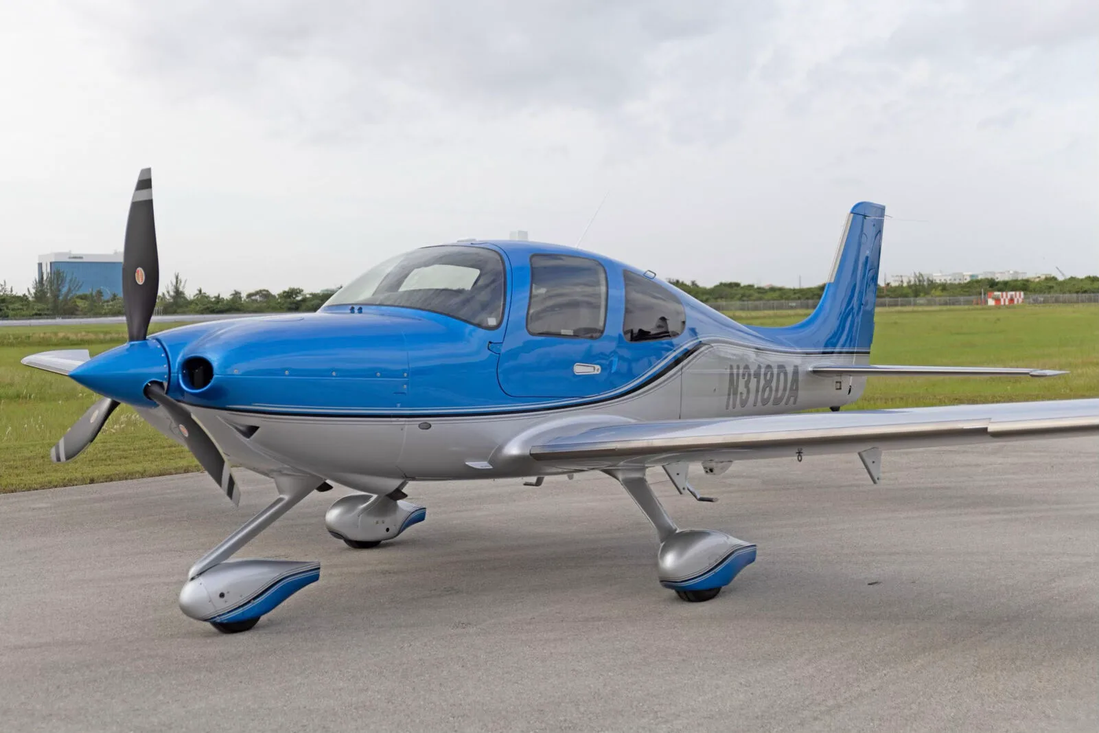 Exterior view of a 2018 Cirrus SR22-G6 TURBO, N318DA.