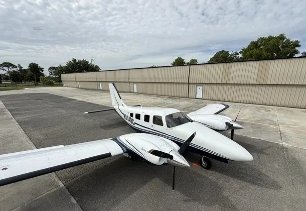 Exterior view of a 2004 Piper PA-34-220T Seneca V.
