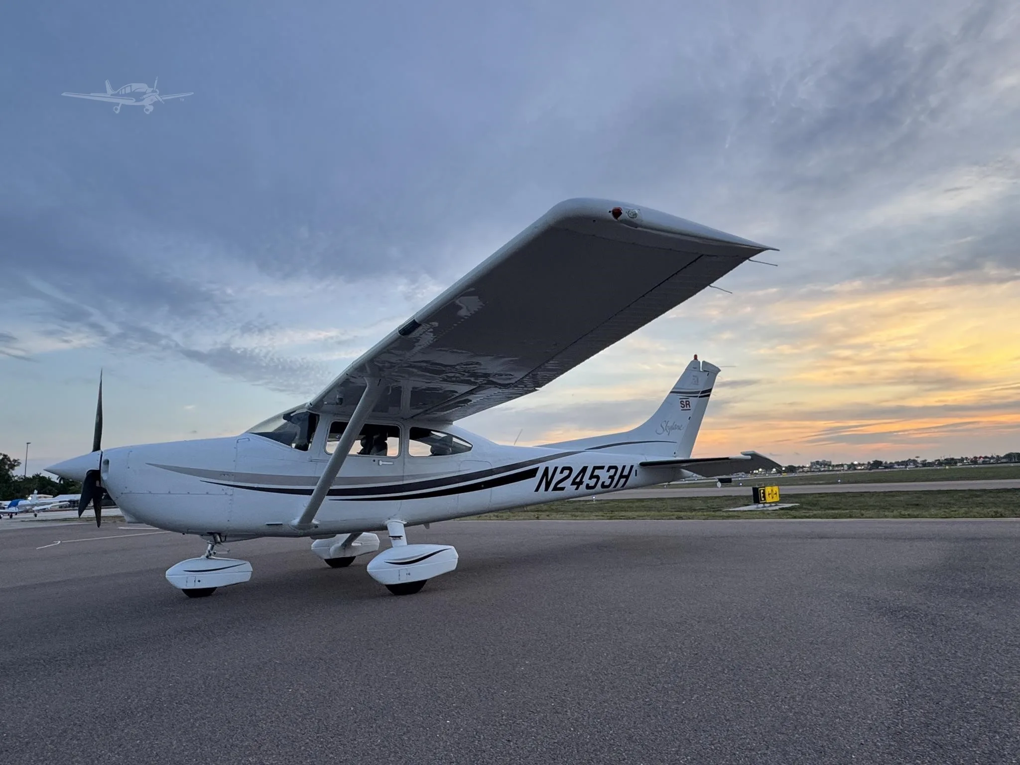 Exterior view of a 2000 CESSNA 182S SKYLANE, N2453H.
