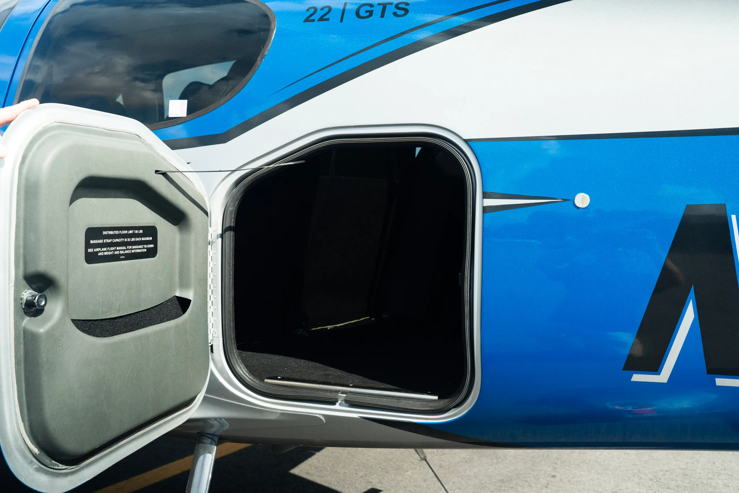 Cabin interior of a 2007 Cirrus SR22 G2.