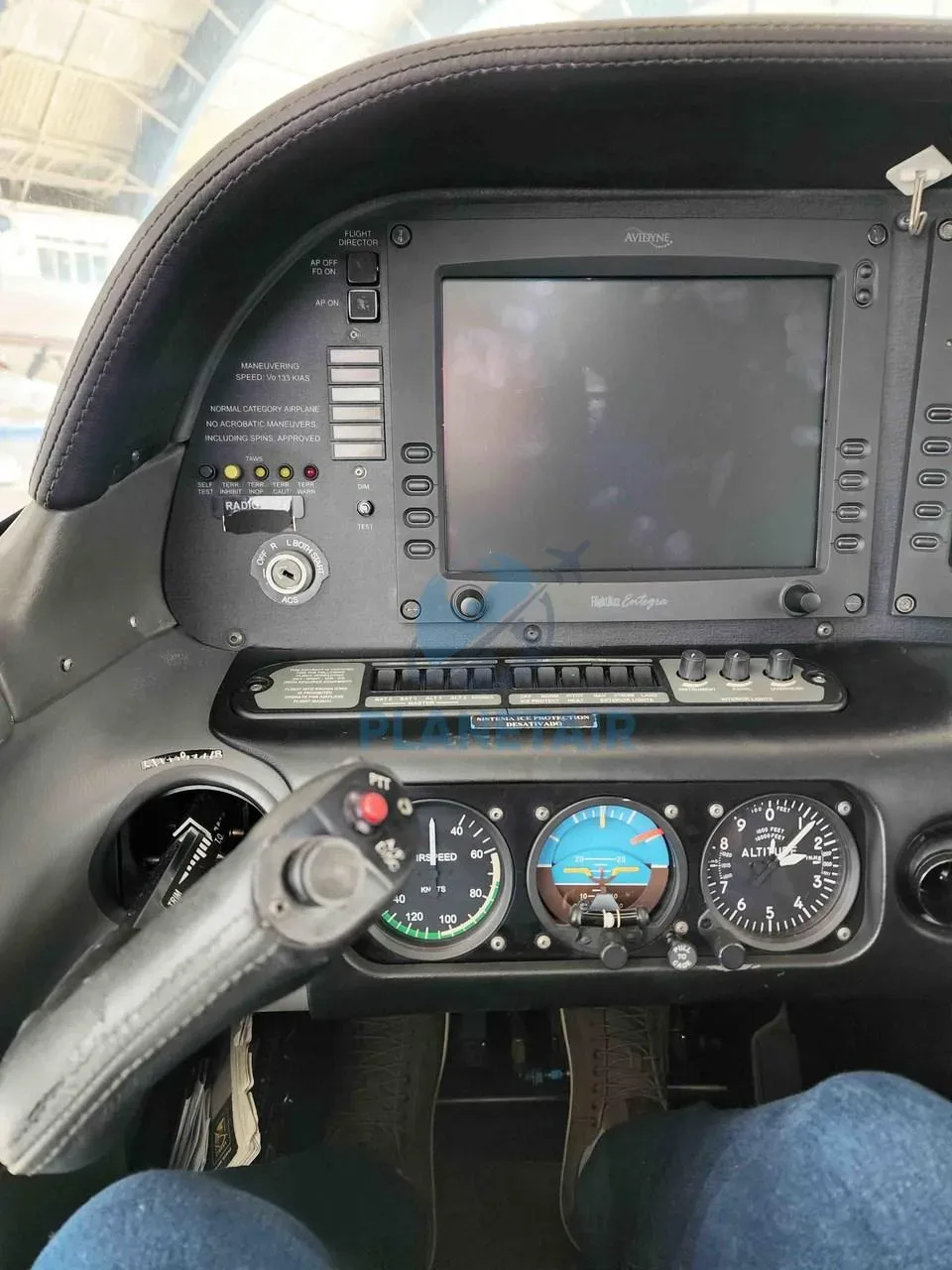 Cockpit and instrument panel of a 2007 Cirrus SR22 G3 GTS-X Turbo.