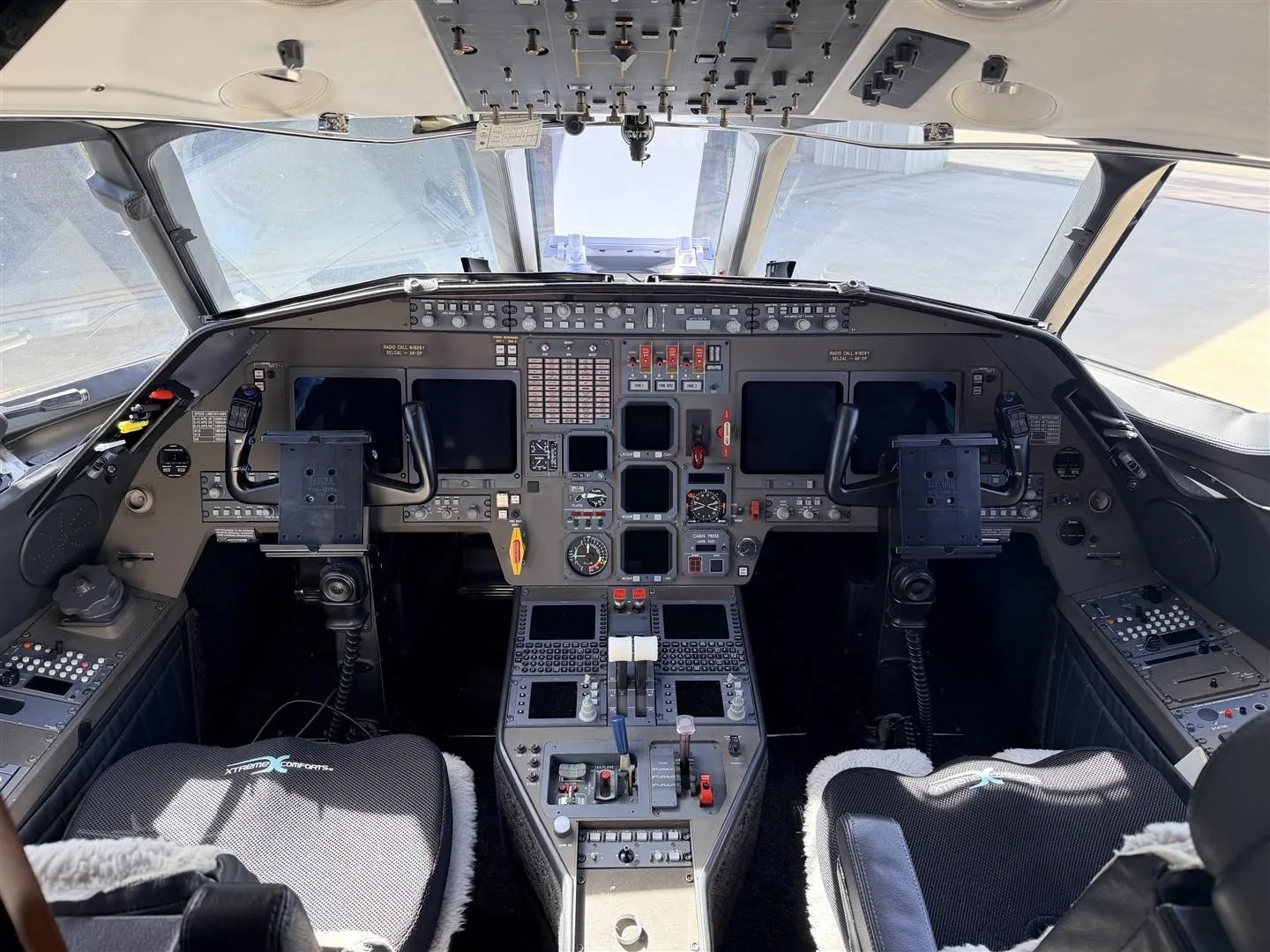 Cockpit and instrument panel of a 1999 DASSAULT FALCON 2000.