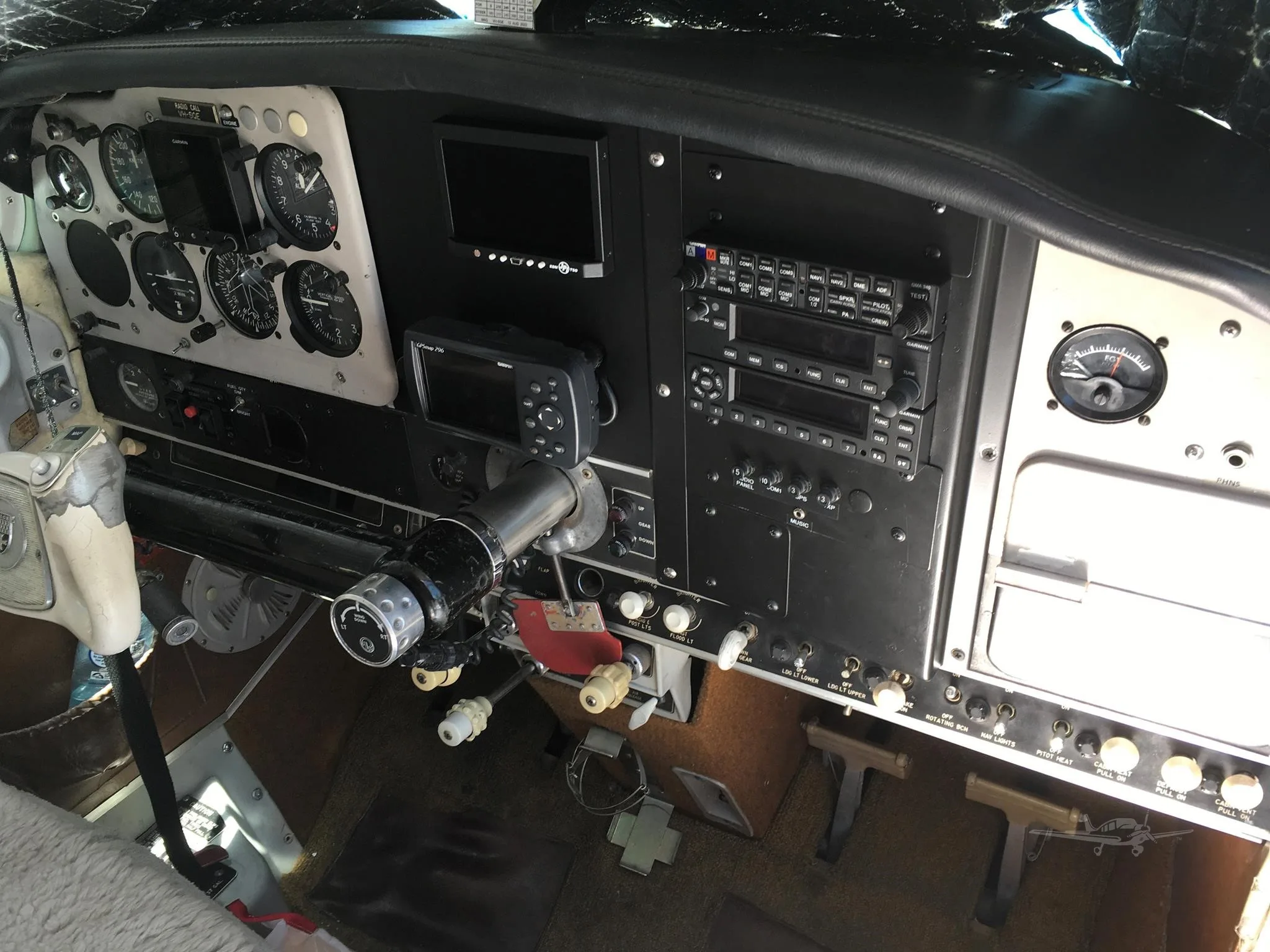 Avionics suite of a 1967 BEECHCRAFT V35 BONANZA.