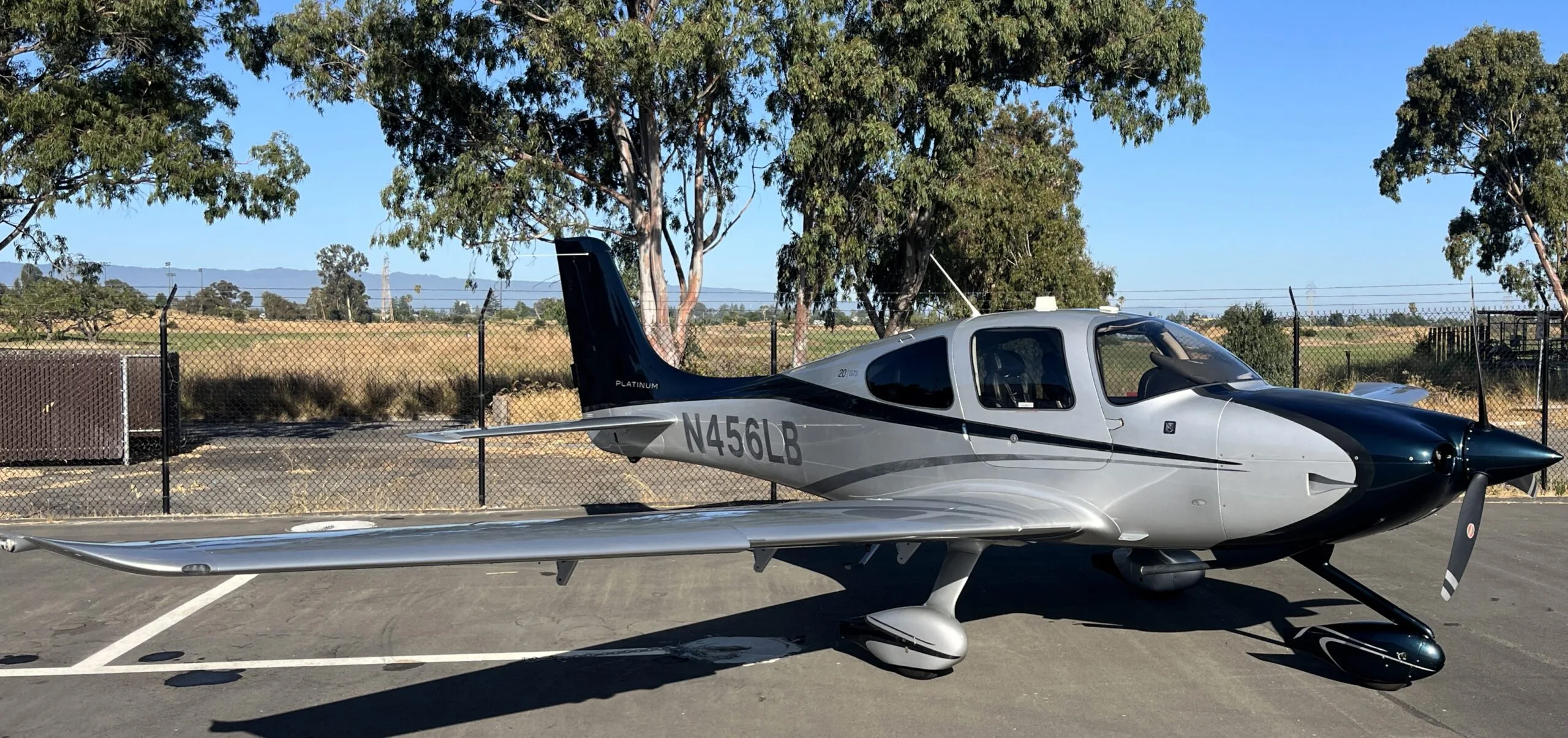 Exterior view of a 2014 Cirrus SR20 G3, N456LB.
