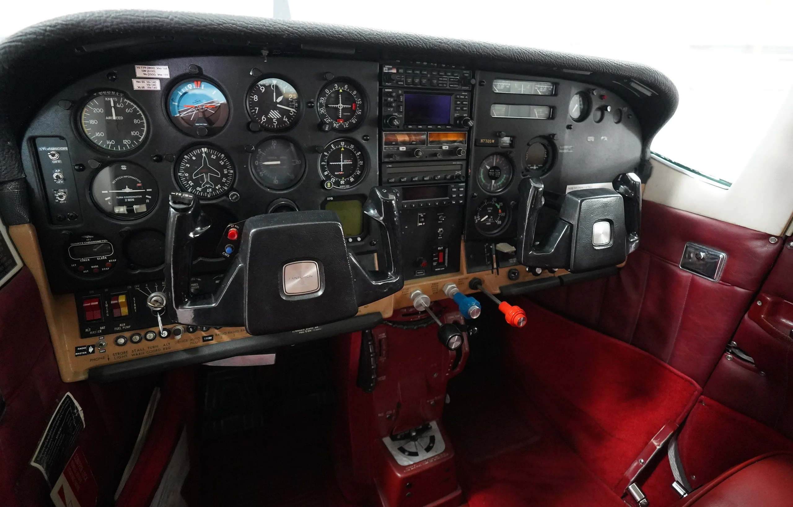 Cockpit and instrument panel of a 1976 Cessna Centurion 210L.