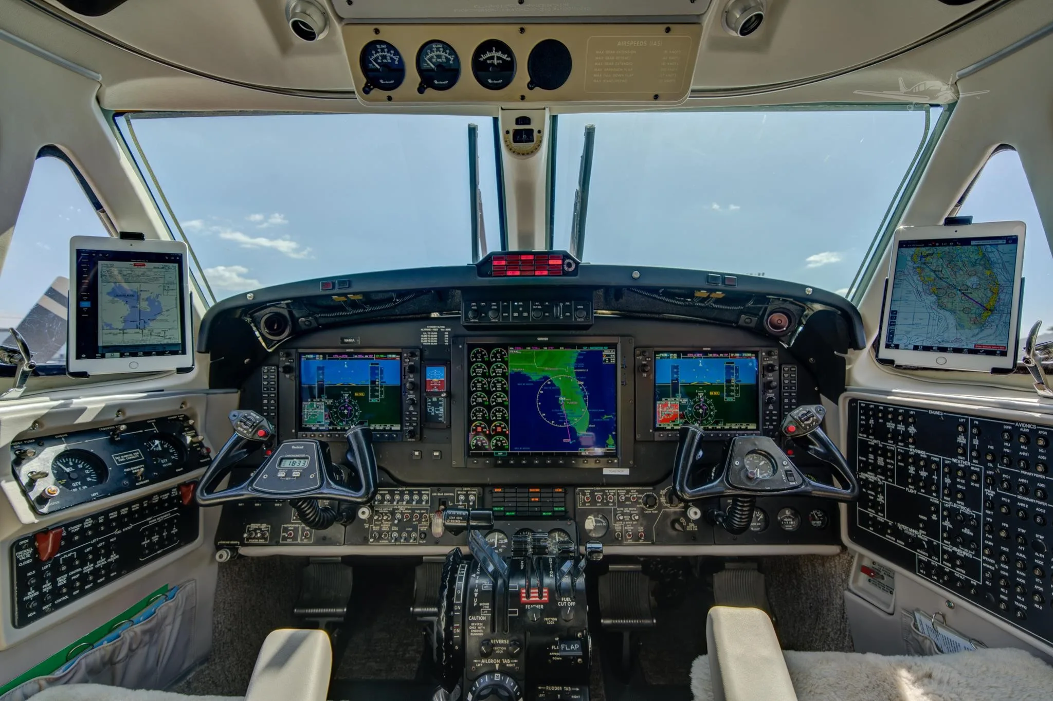 Cockpit and instrument panel of a 2000 BEECHCRAFT KING AIR B200.