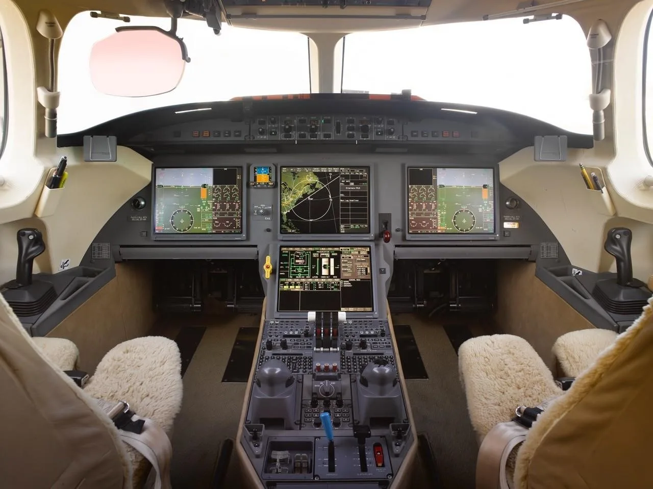 Cockpit and instrument panel of a 2009 DASSAULT FALCON 7X.