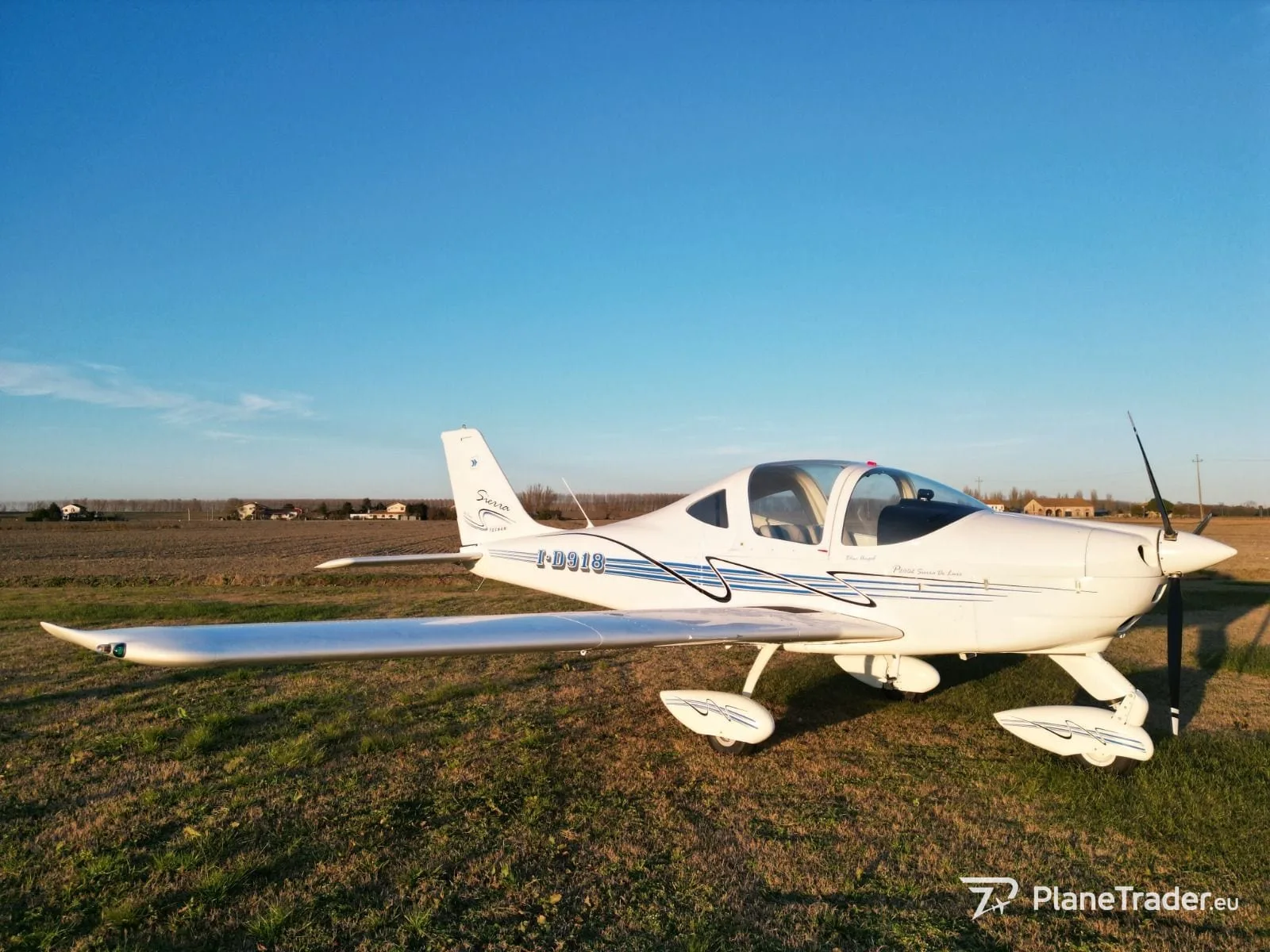 Exterior view of a 2009 Tecnam P2002 SIERRA DE LUXE.