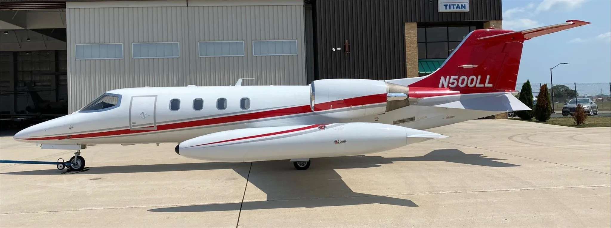 Exterior view of a 1977 LEARJET 35A, N500LL.