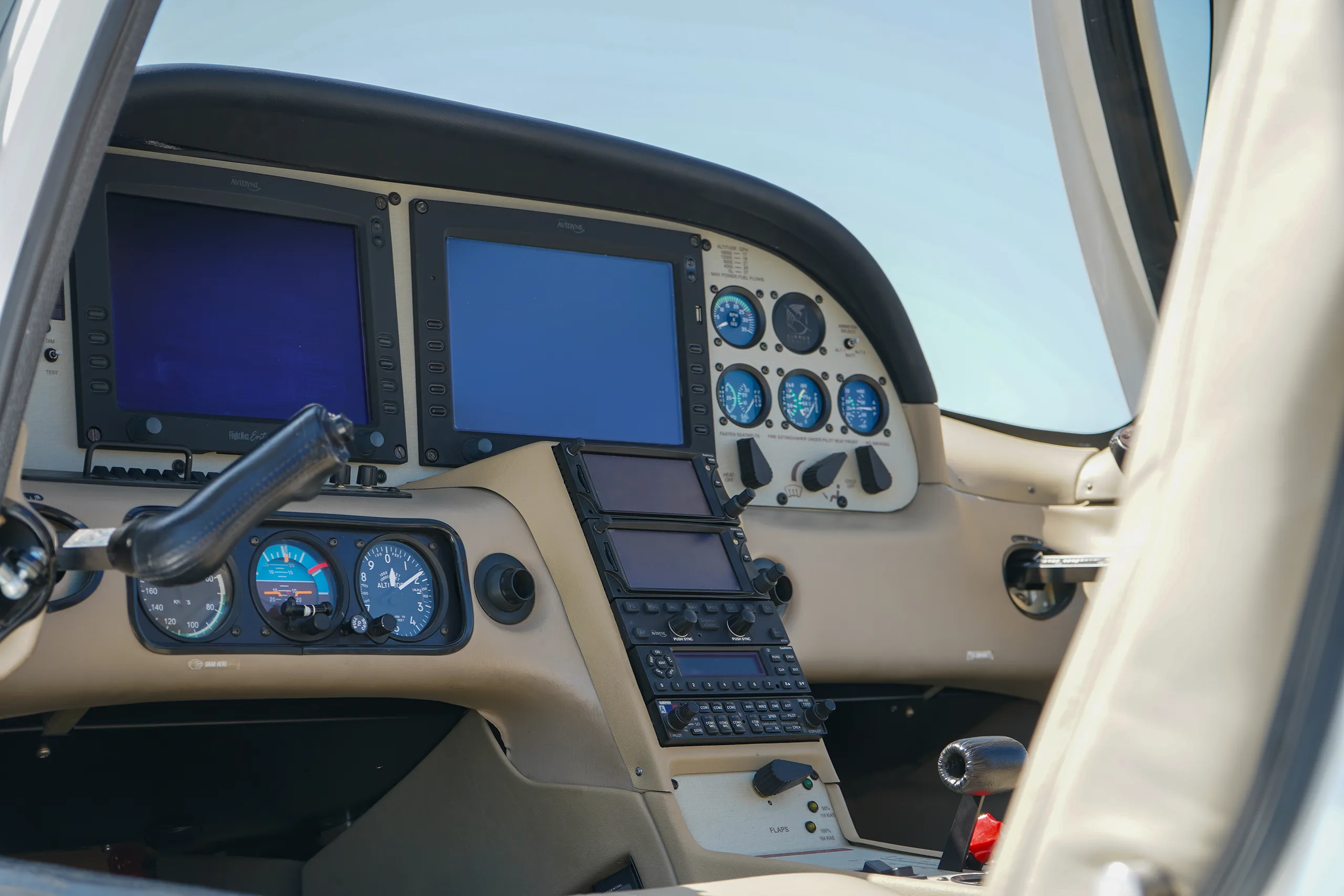 Cockpit and instrument panel of a 2005 Cirrus SR22 G2.