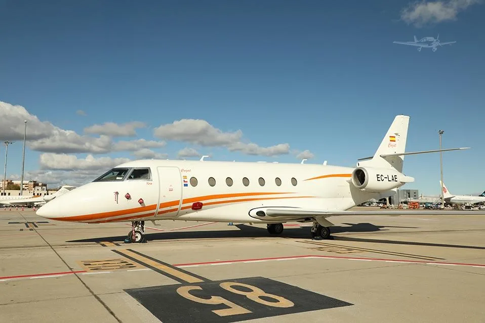 Exterior view of a 2009 GULFSTREAM G200, EC-LAE.