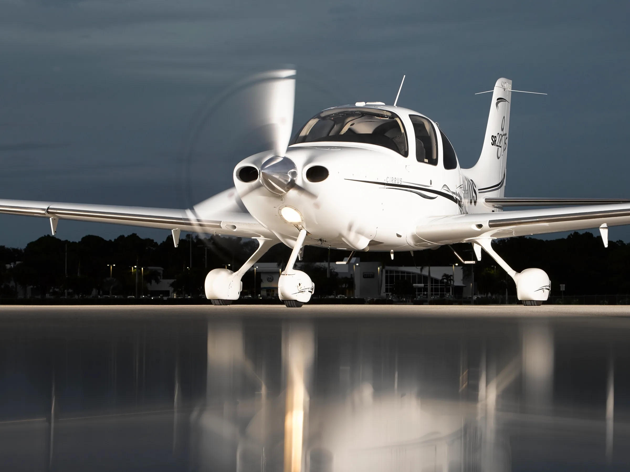 Exterior view of a 2006 Cirrus SR22 GTS, N287DS.