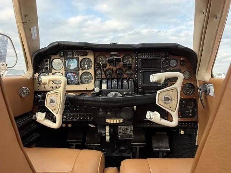 Cockpit and instrument panel of a 1982 BEECHCRAFT 58 BARON.