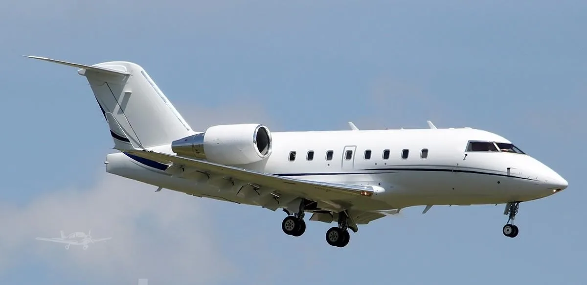Exterior view of a 2002 BOMBARDIER CHALLENGER 604.