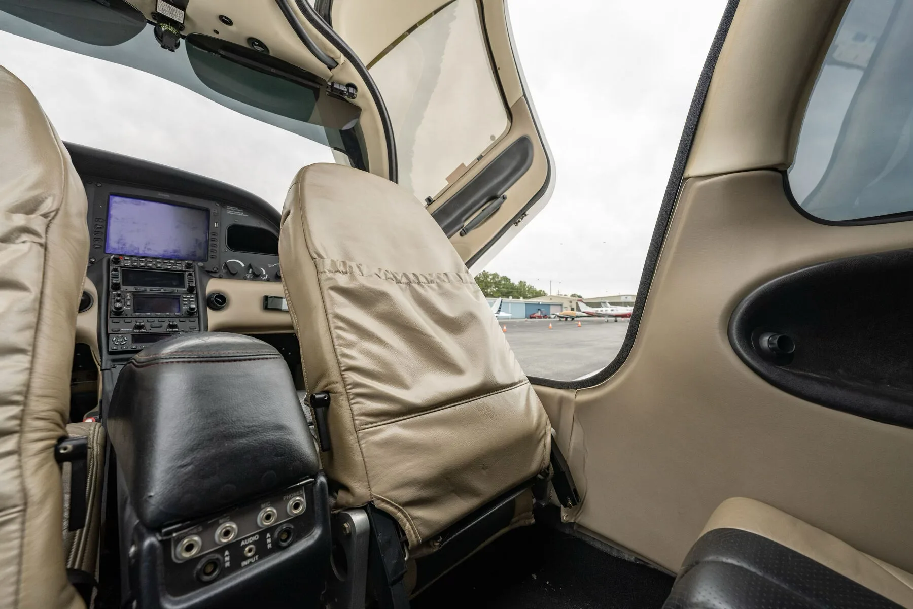 Cabin interior of a Cirrus SR20-G2.