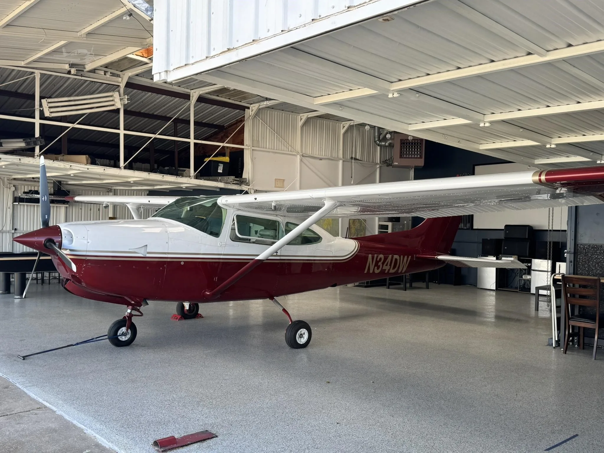 Exterior view of a 1980 CESSNA R182RG SKYLANE, N34DW.