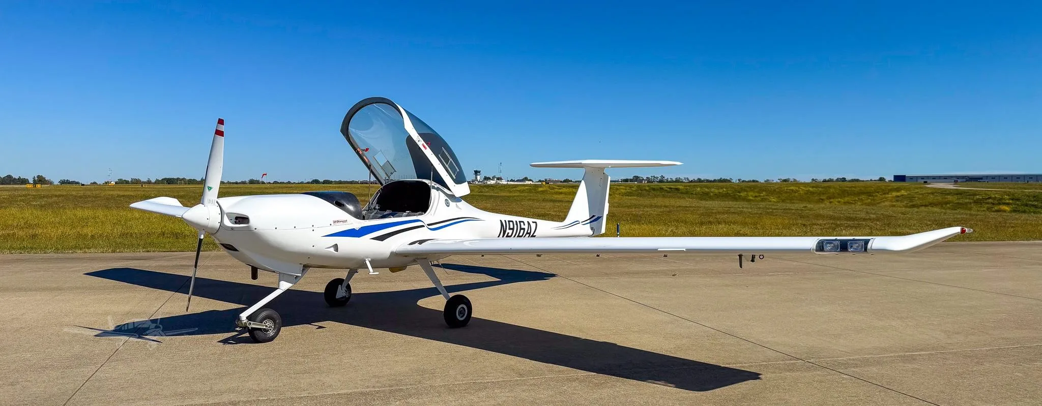 Exterior view of a 1998 DIAMOND DA20-C1, N916AZ.