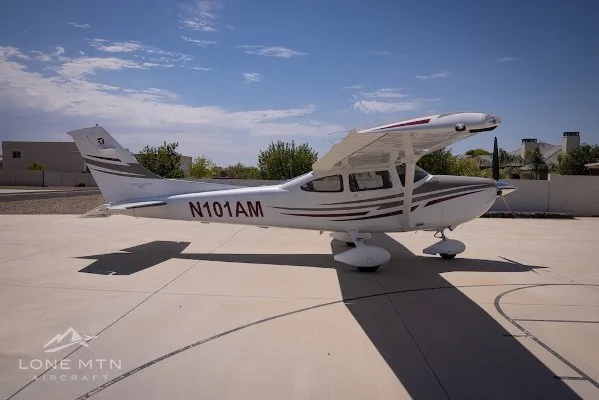 Exterior view of a 2005 Cessna 182T.