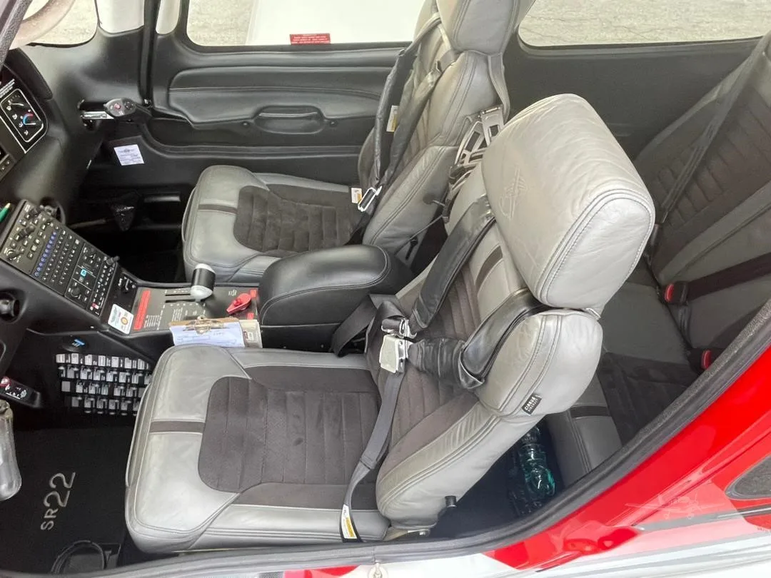 Exterior view of a 2019 CIRRUS SR22-G6, Z-HBW.