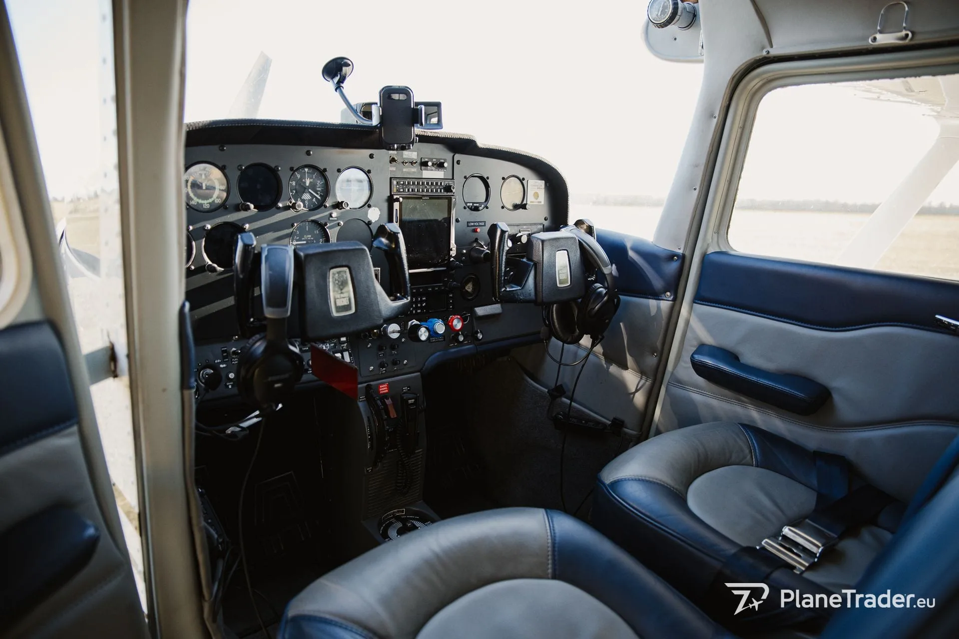 Cabin interior of a 1973 Cessna 182 Reims Rocket.