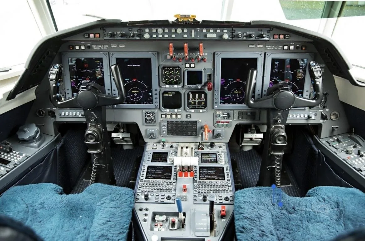 Cockpit and instrument panel of a 1998 DASSAULT FALCON 50EX.