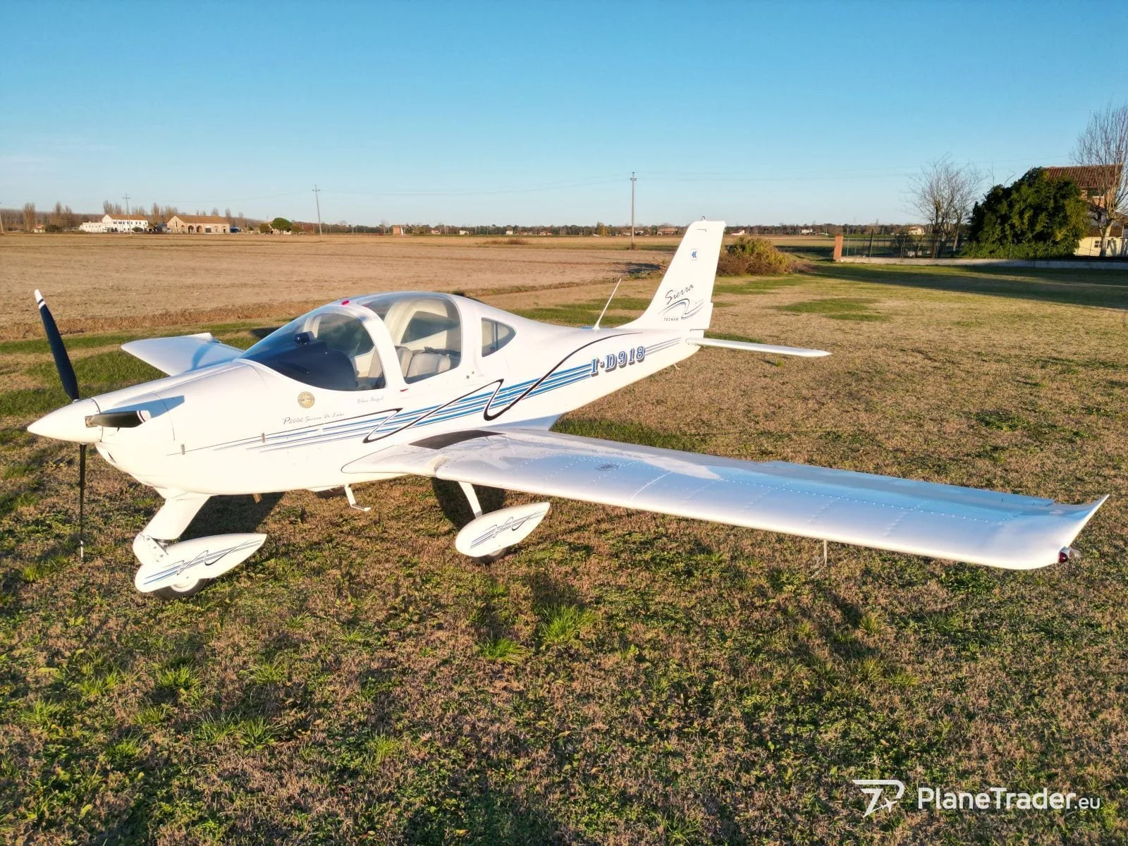 Exterior view of a 2009 Tecnam P2002 SIERRA DE LUXE.