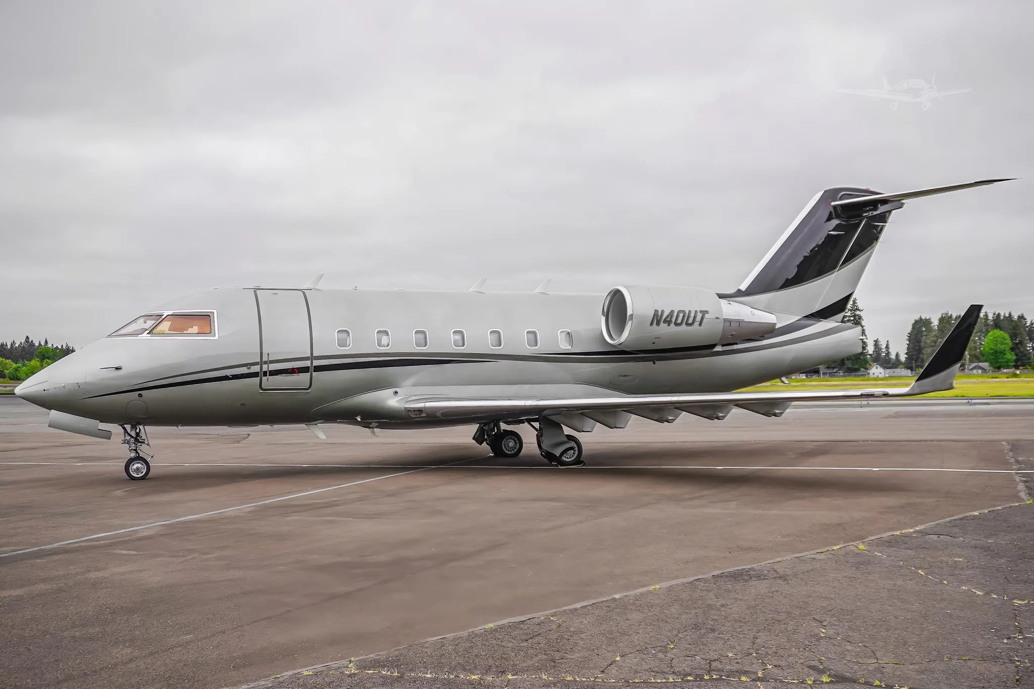 Exterior view of a 1993 BOMBARDIER CHALLENGER 601-3A/ER, N40UT.