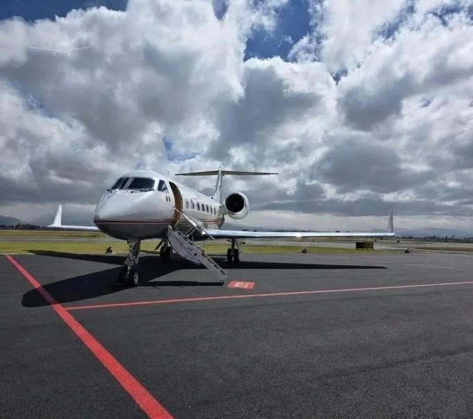 Exterior view of a 1998 GULFSTREAM GIVSP, XA-HNY.