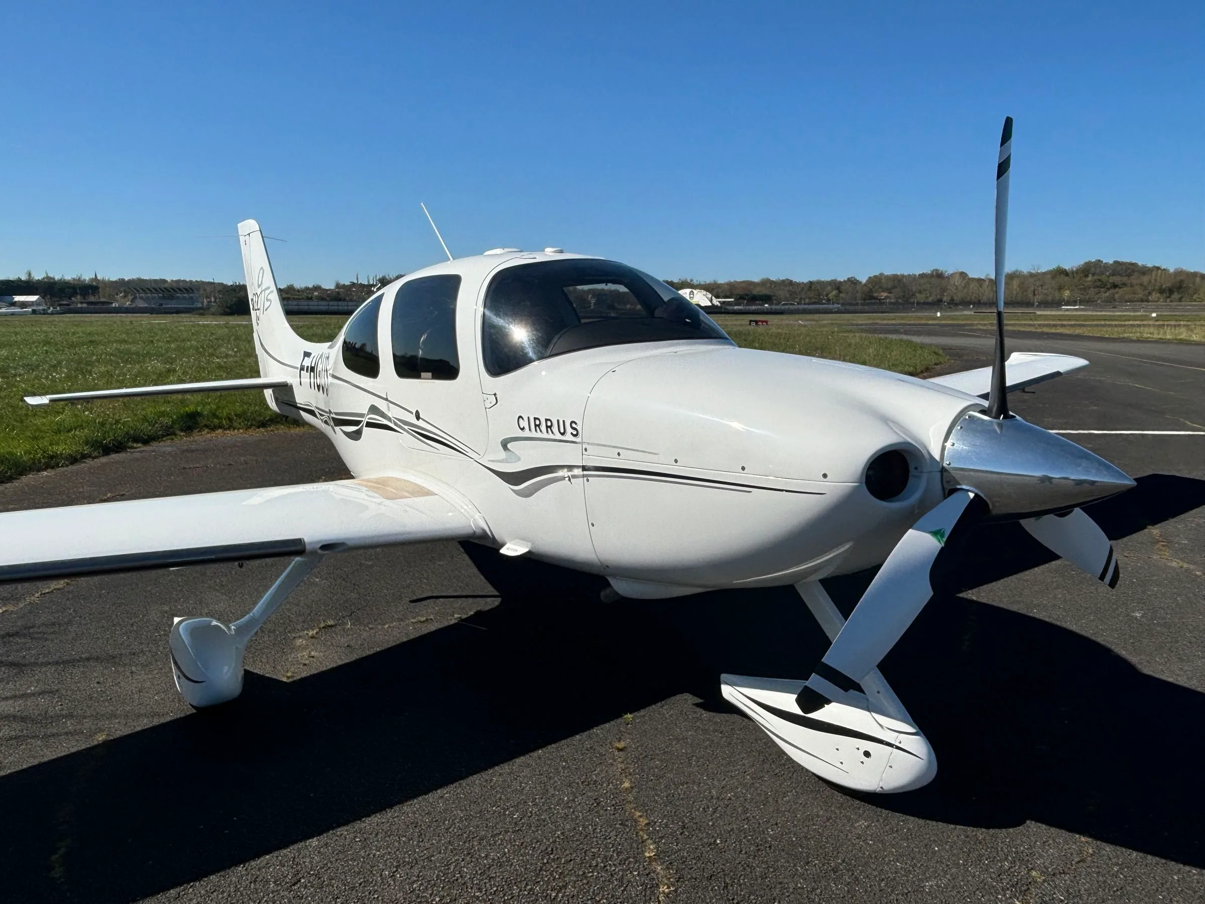 Exterior view of a 2005 Cirrus SR22 G2 GTS, F-HGUS.