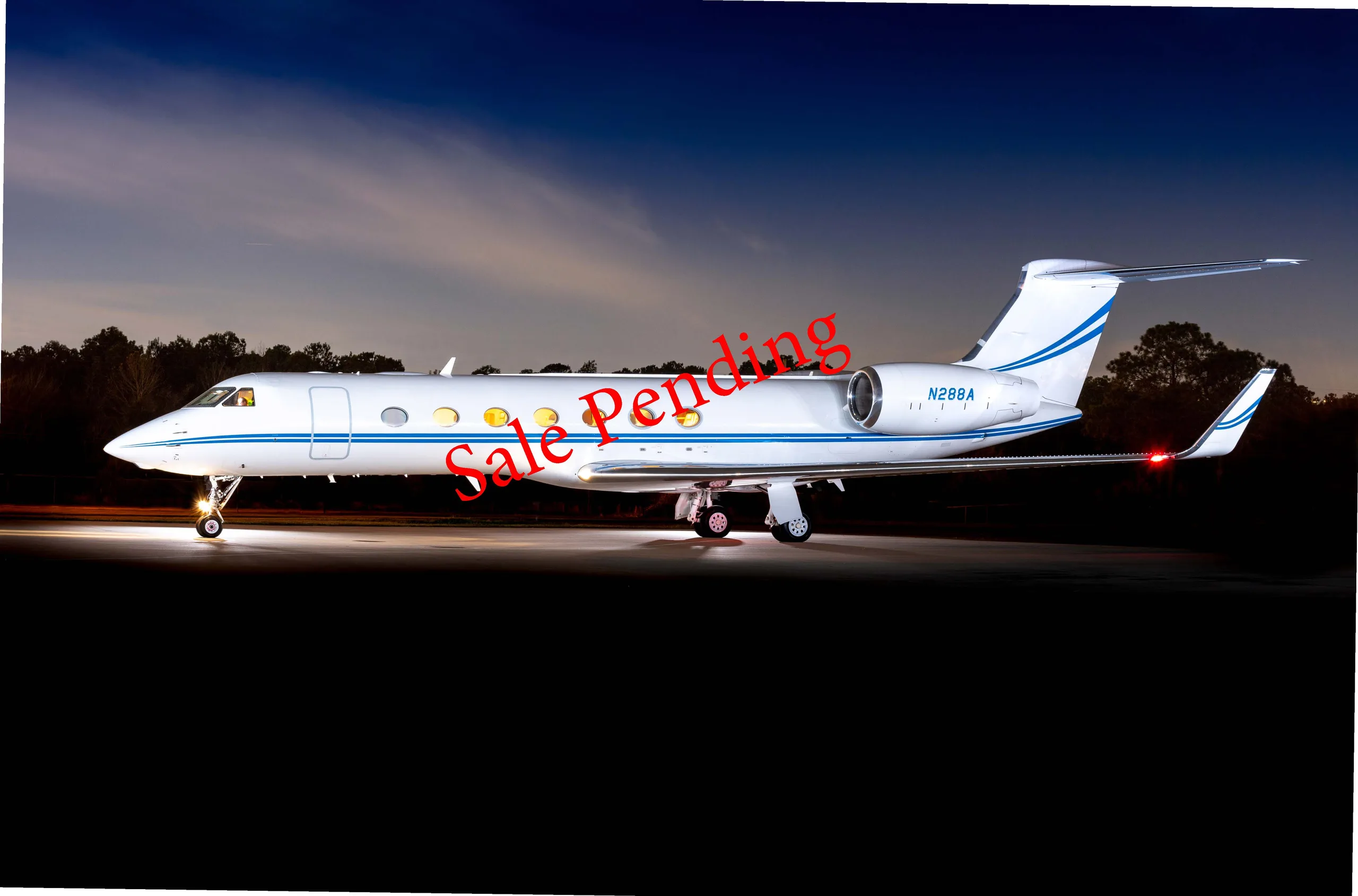 Exterior view of a 2006 Learjet 60SE, N460MC.