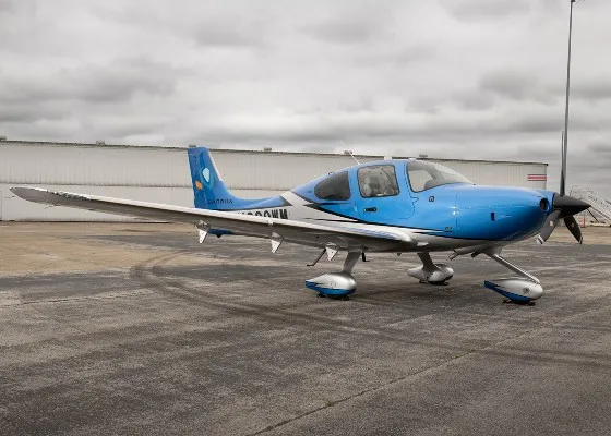 Exterior view of a 2021 Cirrus SR22-G6, N289WM.