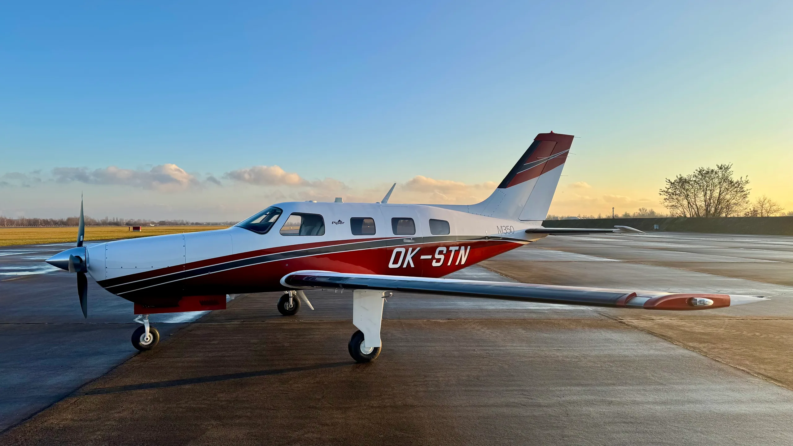 Exterior view of a 2016 Piper PA-46-350P.