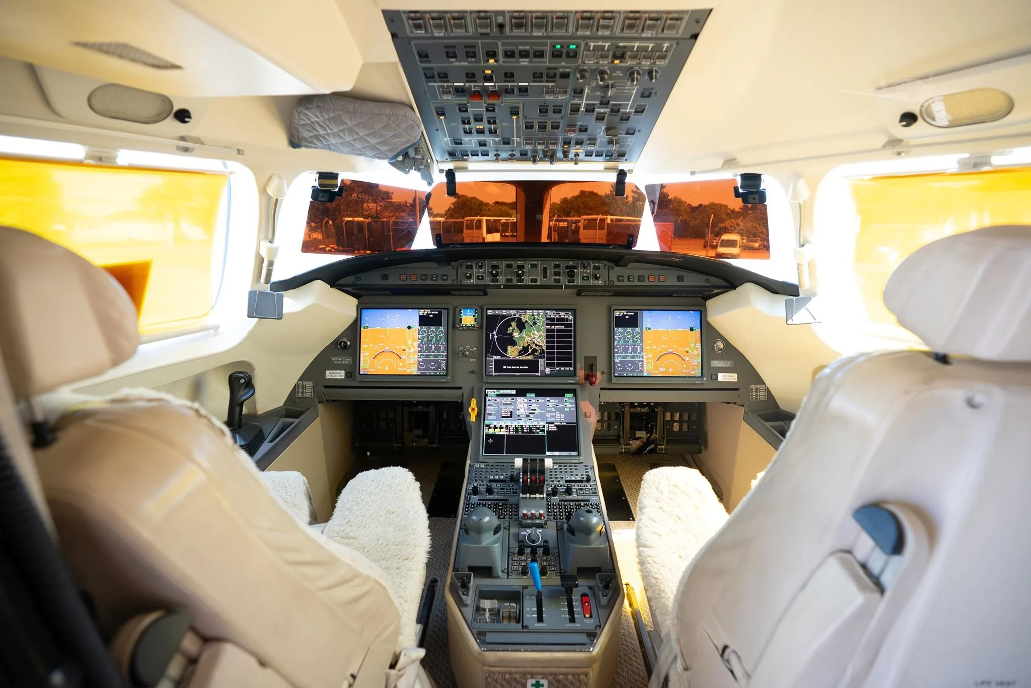 Cockpit and instrument panel of a 2012 DASSAULT FALCON 7X.