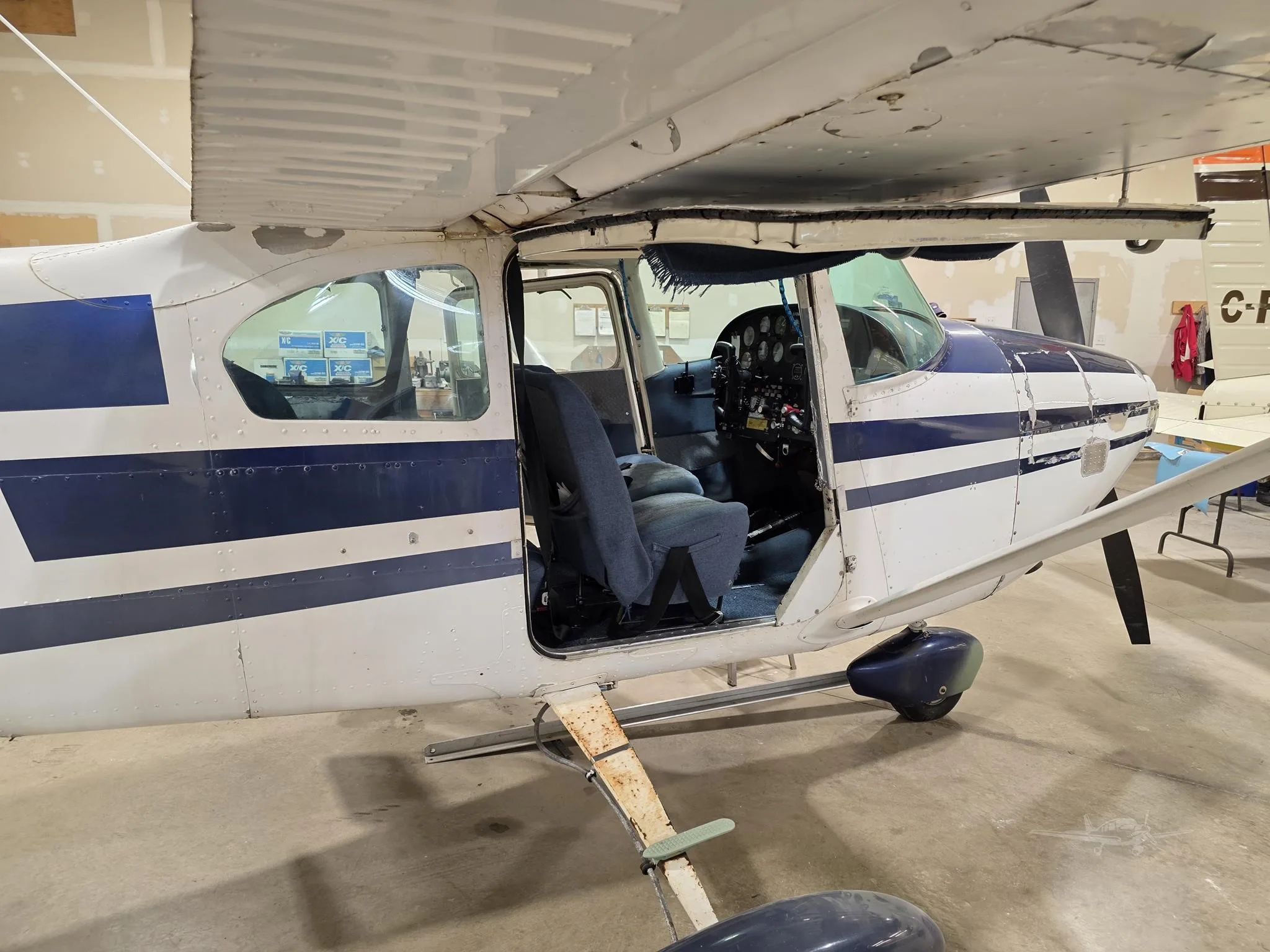 Exterior view of a 1959 CESSNA 182 SKYLANE, C-FZNZ.