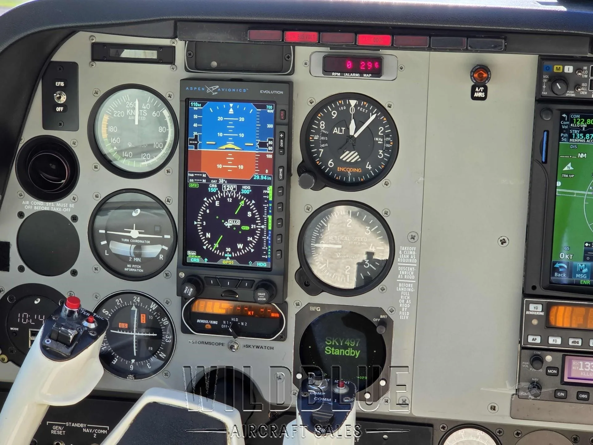 Avionics suite of a 1999 BEECHCRAFT A36 BONANZA.