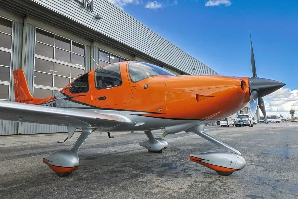 Exterior view of a 2023 Cirrus SR20, N880GM.