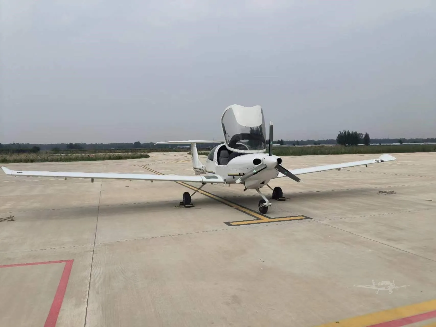Exterior view of a 2017 DIAMOND DA40 D, B-10QQ.