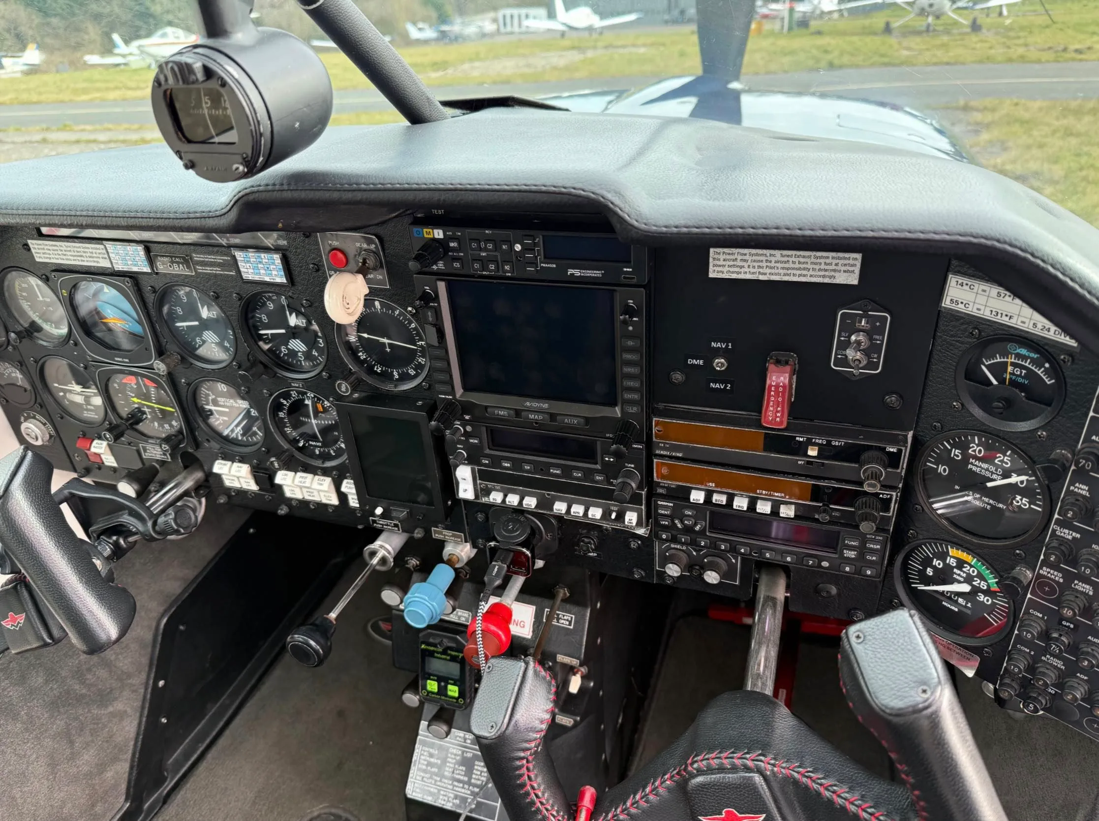 Cockpit and instrument panel of a 1986 Mooney M20J 201.
