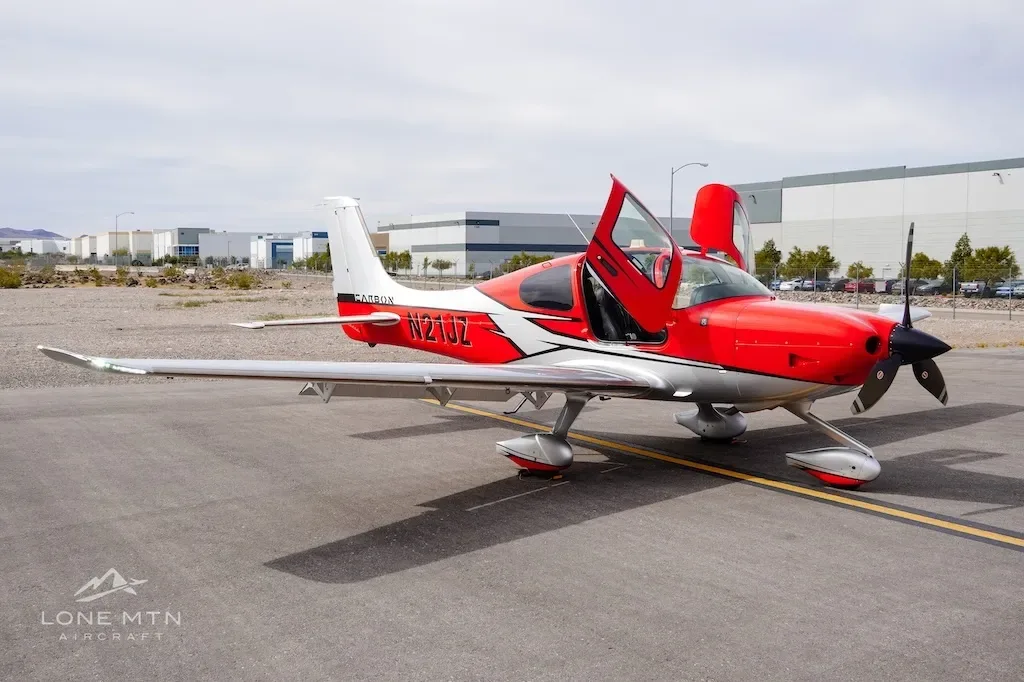 Exterior view of a 2019 Cirrus SR22T, N21JZ.