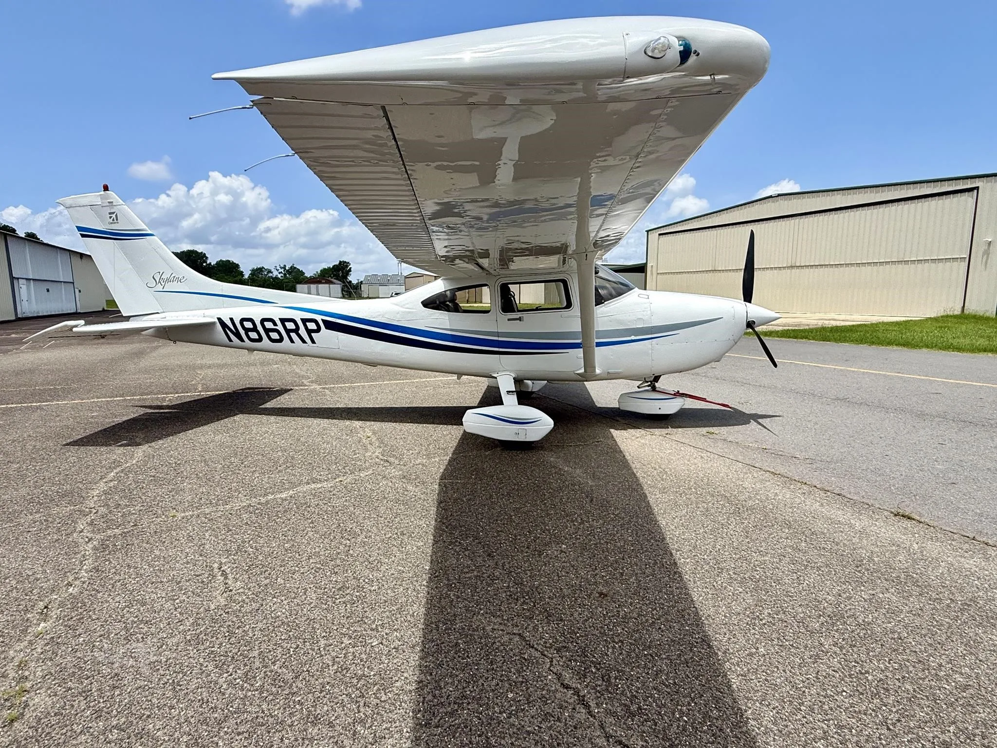 Exterior view of a 1999 CESSNA 182S SKYLANE, N86RP.