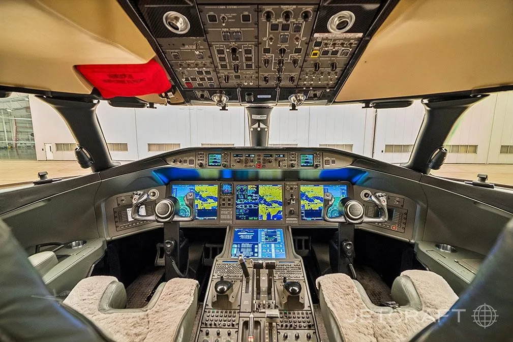 Cockpit and instrument panel of a 2013 BOMBARDIER GLOBAL 6000.