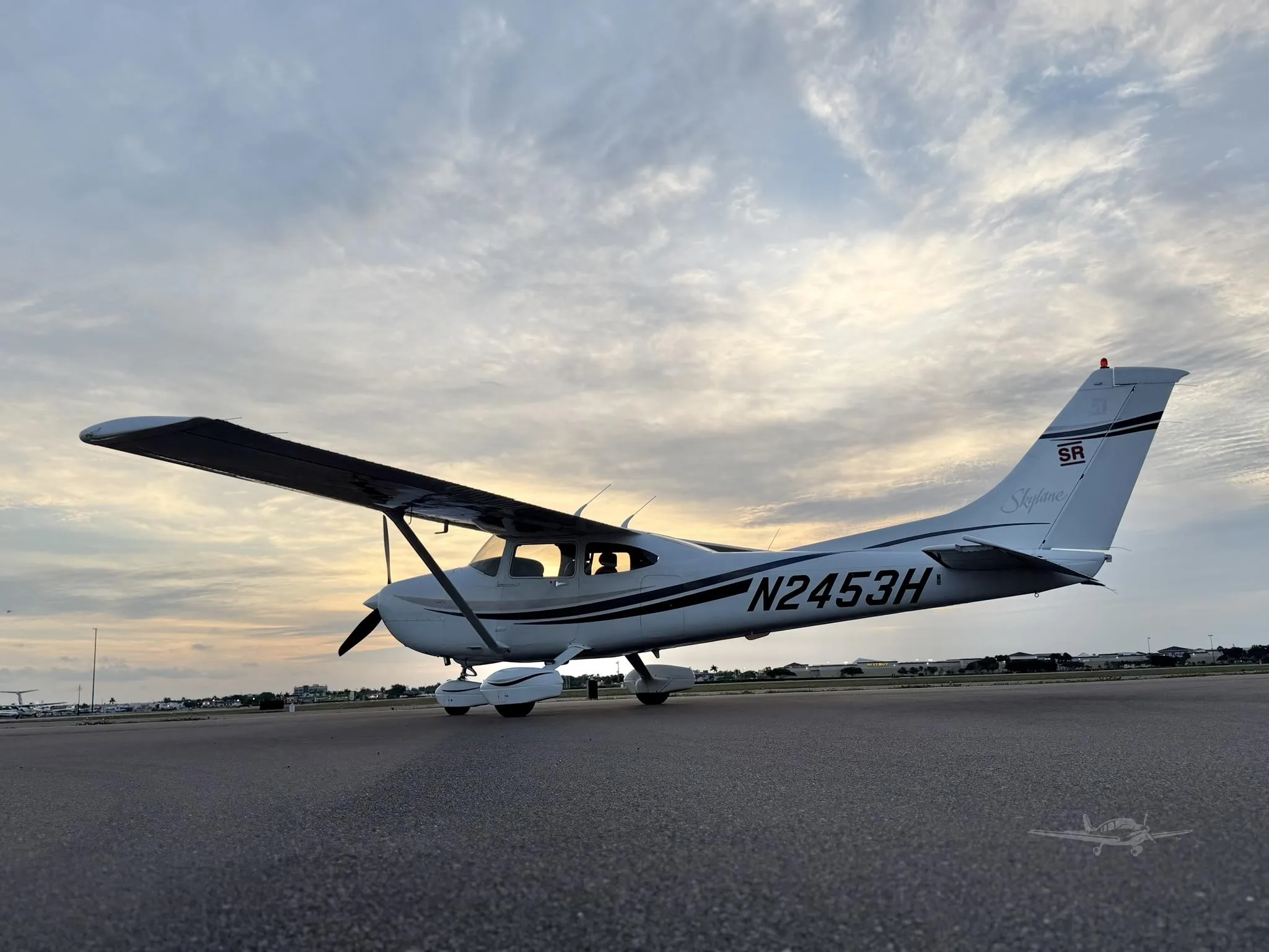 Exterior view of a 2000 CESSNA 182S SKYLANE, N2453H.